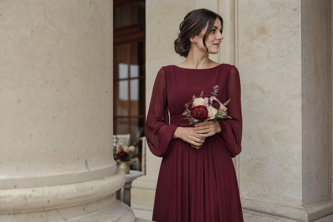 Temoin en robe bordeaux gracieuse tenant un petit bouquet