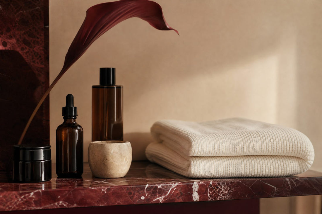 Produits de preparation de la peau et serviette creme sur une etagere en marbre bordeaux