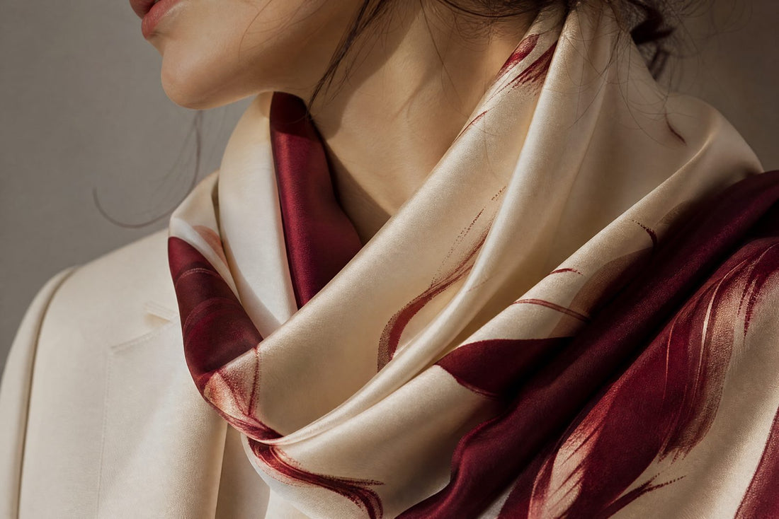 Etole en soie creme et bordeaux drapee sur une epaule