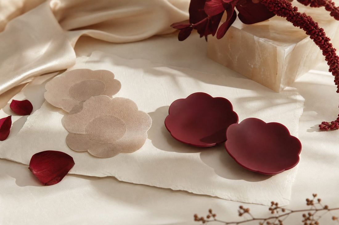 Petales jetables a cote de cache-tetons silicone reutilisables sur du papier creme