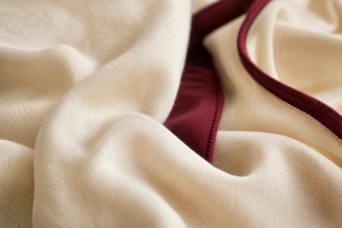 Texture d'un jersey creme en gros plan avec plis doux