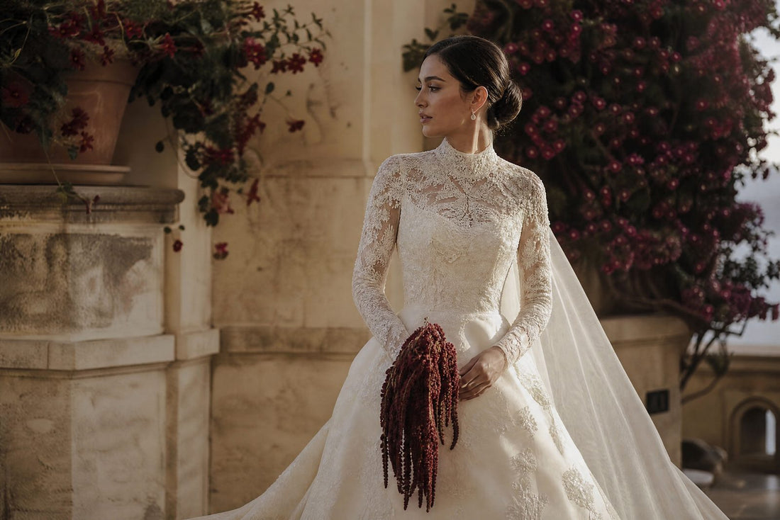 Mariee en robe ivoire, allure sereine sous une lumiere d'ete chaude