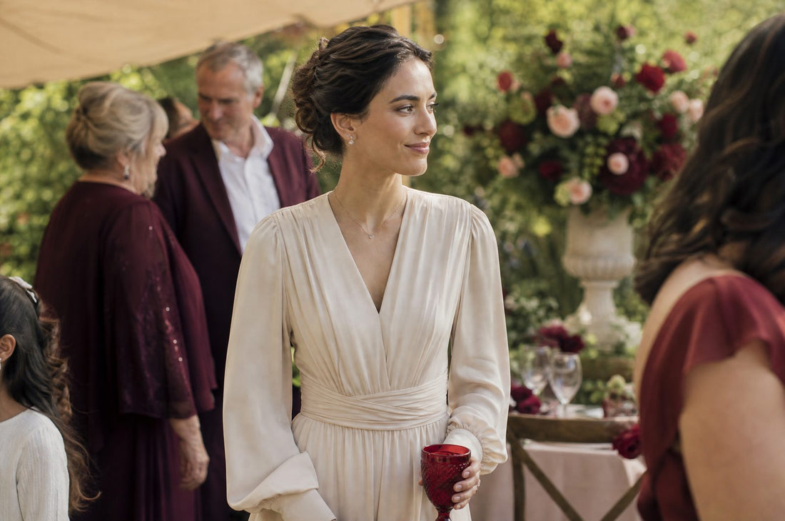 Femme en robe creme douce lors d'une celebration familiale en exterieur