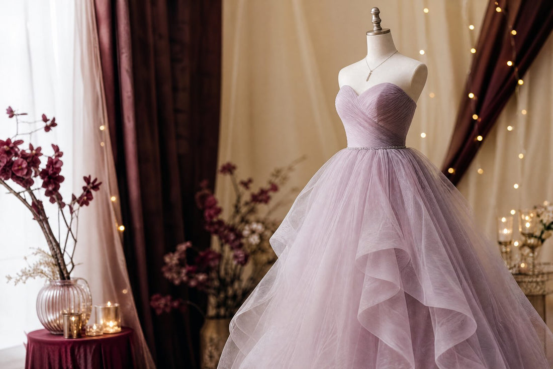 Robe de bal pastel sur un mannequin avec de douces lumieres scintillantes