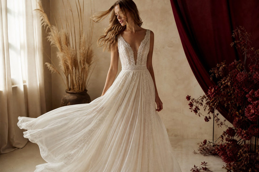 Robe de mariee boheme ivoire fluide bougeant doucement dans la brise