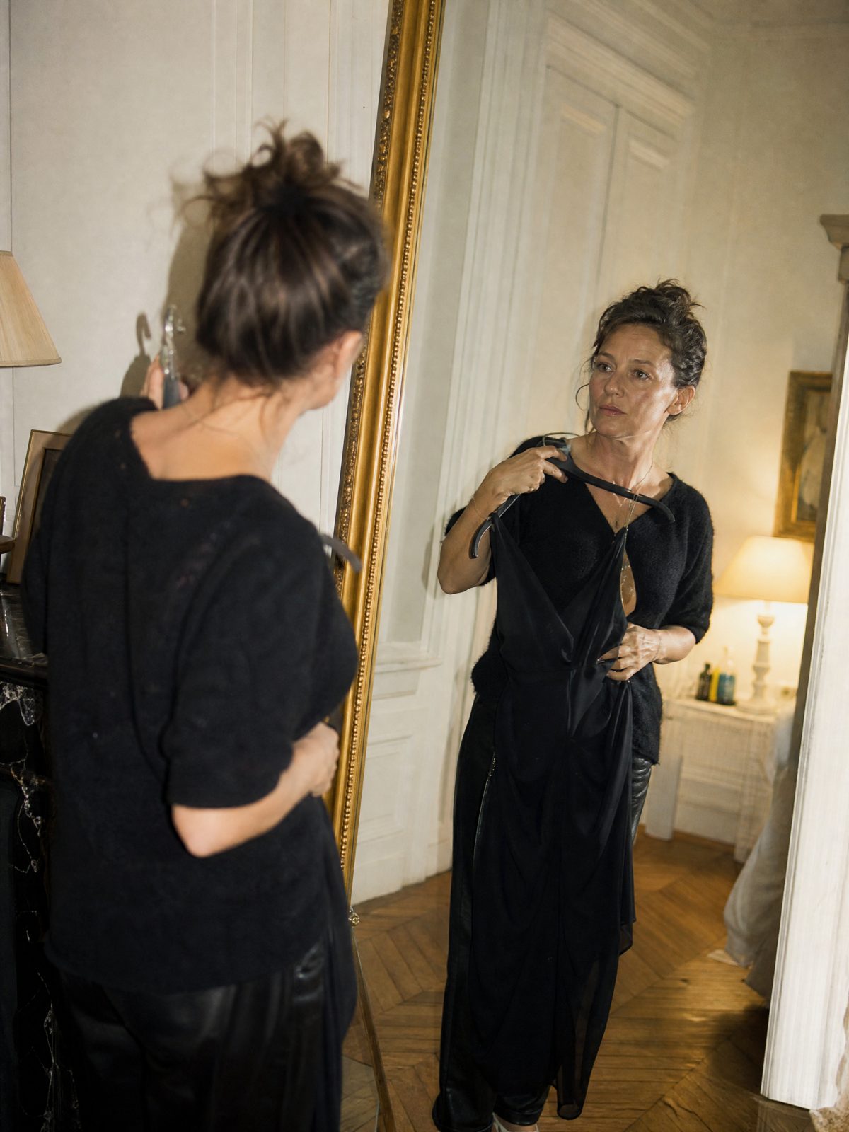 Femme hésitante devant son miroir