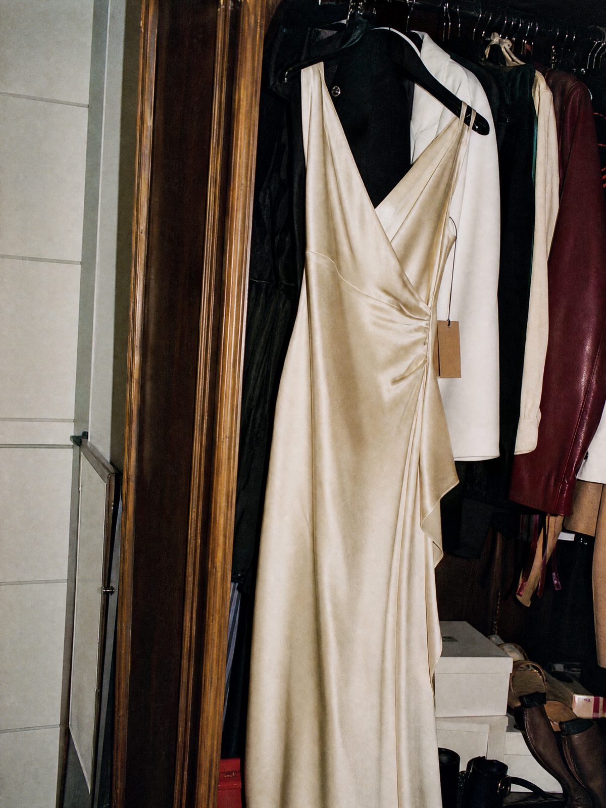 Robe jamais portée, étiquette encore attachée
